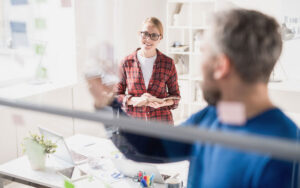 Onko palkanlaskennan uudistaminen työpöydällä? Ota asiantuntijoiden vinkit avuksi